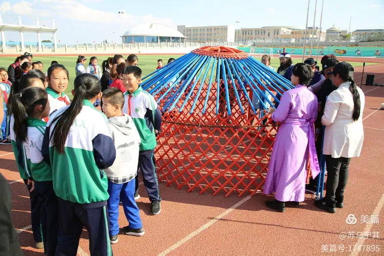 杭锦旗蒙古族实验小学4.6班的民俗文化课——蒙古包的搭建